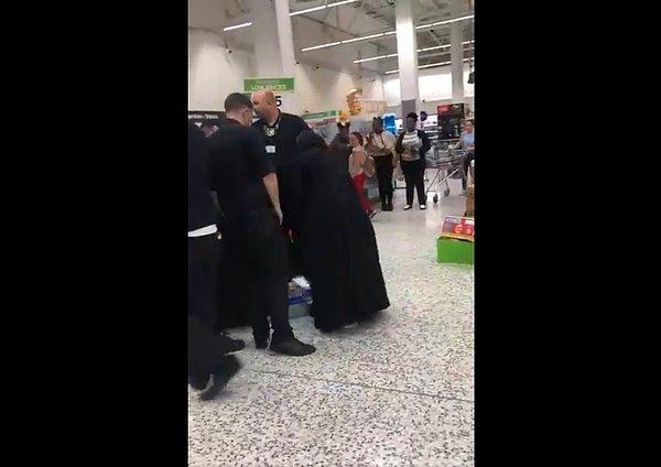 İngiltere'de bir yerel markette ürün çalan kadın, çaldıkları ürünleri çarşafının altına gizledi. Görevliler, şüphelendikleri kadının üstüne gitti. Kadın bir süre sonra çarşafının altına sakladığı tüm ürünleri yere bıraktı.