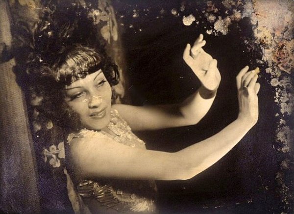 1930'ların ilk ve en popüler dansözü olan Emine Adalet Pee, güzelliği ve kıvrak hareketleri ile o dönem yaşayan herkes tarafından tanınır ve sevilirdi.