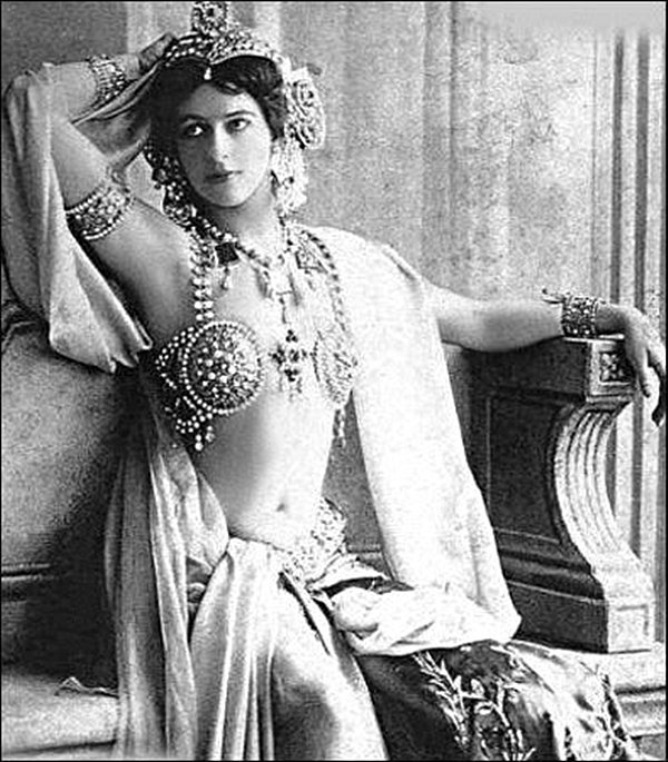 Hatta Pee, Hollanda asıllı olan ve seks işçiliğinden dansözlüğe geçerek kendi yaşadığı dönemde aynı Pee gibi casusluk yapan Mata Hari'yi tahtından ederek büyük bir ivme kazanmıştı.