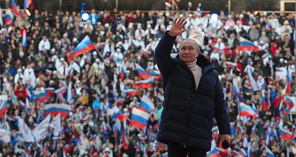 Bununla birlikte The Times geçtiğimiz hafta Luzhniki Stadyumu'nda miting yapan Putin'in o gün giydiği ceketin Loro Piana marka olduğunu ve fiyatının da tam 13 bin dolar olduğunu açıkladı.