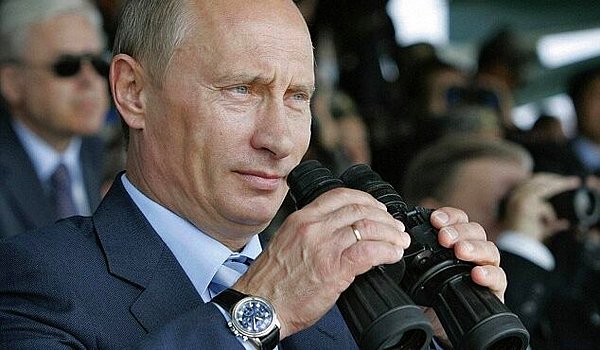 Putin'in taktığı saatlerin fiyatları da oldukça yüksek! Kolundaki saat A Lange & Söhne marka ve fiyatı da 439 bin dolar civarında.