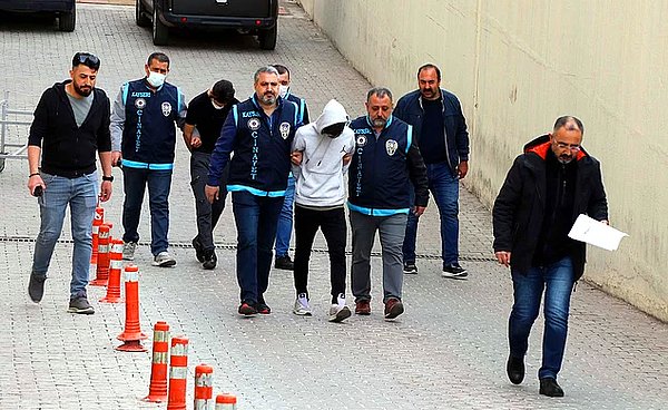 10. Kayseri'de iki Suriyeli, kendileri gibi Suriye vatandaşı olan Yusuf Akiş Bala'yı bıçakla öldürüp yaşadığı evi ateşe verdi.