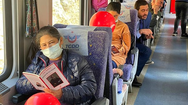 İlçe merkezinde Fırat Ekspresi trenine binen öğrenci, öğretmen ve veliler, kitap okuyarak 30 kilometre gittikten sonra Kapıdere İstasyonu'nda indi.