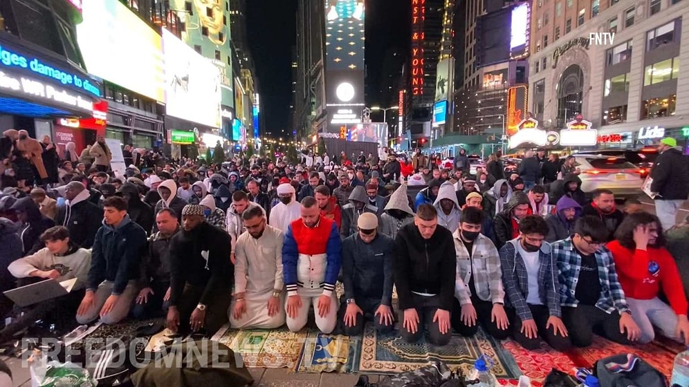 New York Meydanında Yüzlerce İnsanın Teravih Namazı Kıldığı İddia Edildi