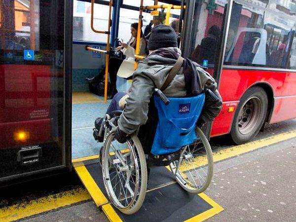 5. "Toplu taşıma araçlarında engelli insanların kendi başlarına rahatlıkla inip binebilmelerini sağlayan kolaylıkları olması harika."