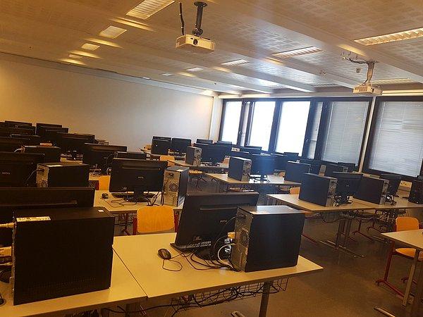 13. "Finlandiya'da ders işlediğim sınıfın her masasında bir bilgisayar olması beni çok şaşırtmıştı. Burası bilgisayar laboratuvarı bile değil, bildiğiniz sınıf!"
