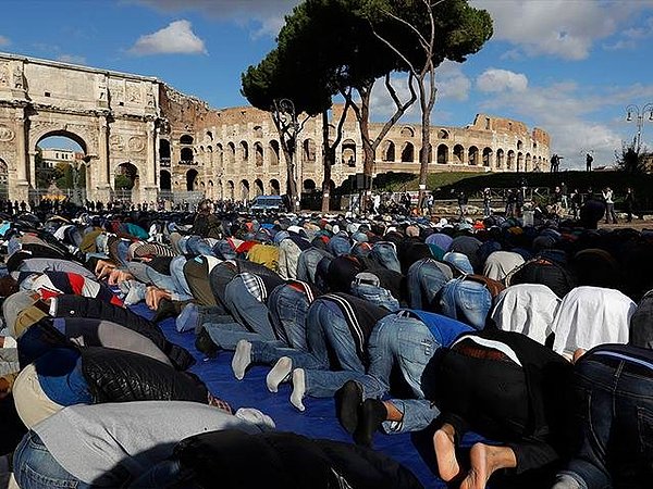 Kullanıcı, yorumunun ardından benzer şekilde Roma, Milano, Washington ve Paris'teki görselleri paylaştı.