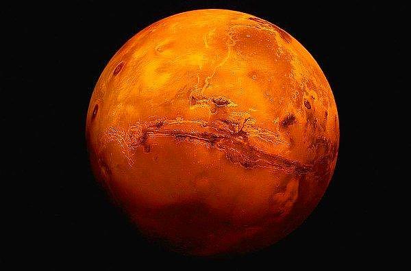 Şimdi öncelikle Mars ile başlayalım. Mars motivasyon ve aksiyon gezegenidir. Kişileri harekete geçirmesiyle tanınır.