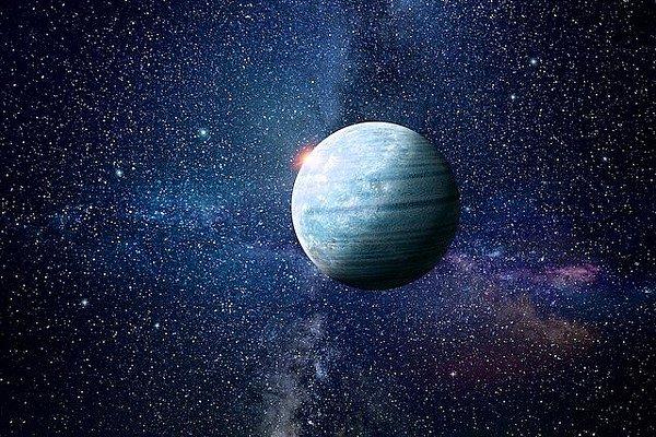 Dünya’dan 17 bin ışık yılı uzaktaki gezegenin yıldızına uzaklığı da Jüpiter’in Güneş’e karşı konumuna uyuyor.