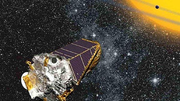 2009’da fırlatılan uzay teleskobu, 2018’de ıskartaya çıkarılana kadar en az 2 bin 700 ötegezegeni tespit etmeyi başarmıştı.