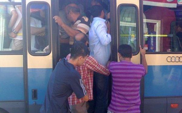 1. İnecek yolcular inmeden insanların otobüse binmeye çalışması.