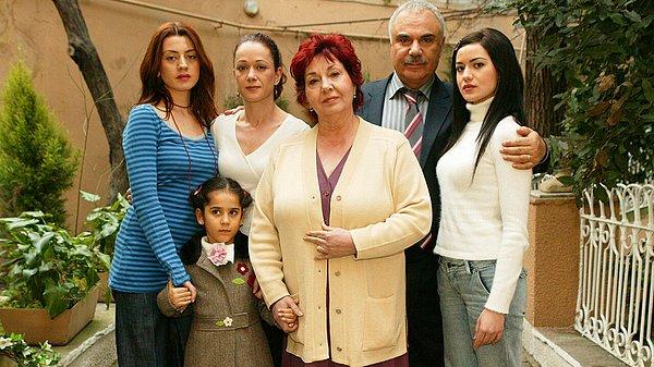 Reşat Nuri Güntekin'in romanından uyarlanan, birçok başarılı ismin bir arada olduğu, Türkiye'ye yeni starlar kazandıran Yaprak Dökümü dizisi 174 bölüm boyunca evlerimize konuk oldu.