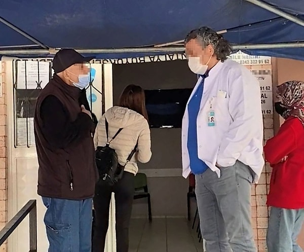 Gelen doktor, hastaya şikayetini sorduktan sonra reçete yazmak için tekrar odasına gidiyor.