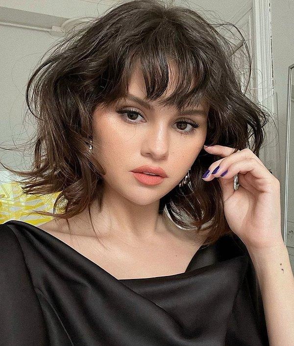 Selena Gomez hayranıysanız Selena'nın diğer ünlüler gibi sosyal medyayı çok sık kullanmadığını fark etmişsinizdir.