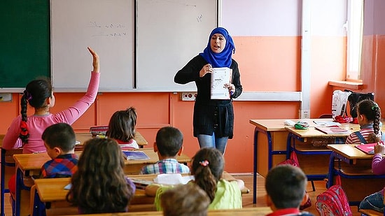 Milli Eğitim'den Suriyeli Ailelere 3 Milyon Liralık Hediye Çantası: Şemsiye, Havlu, Masa Saati