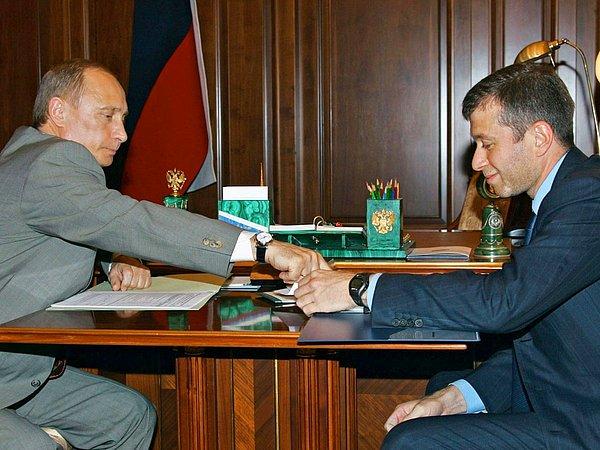 Yeltsin, 1999'da istifa ettiğinde, Abramovich eski KGB casusu Vladimir Putin'i Yeltsin’in halefi olarak destekleyenler arasında yer aldı.