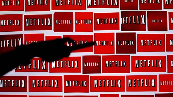 Netflix, tanıdıklarla hesaplarının şifrelerini paylaşanlar için ekstra ücret talep edeceği yeni özelliğini kısa bir süre önce duyurmuştu.