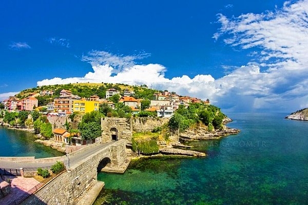 Karadeniz'de yer alan Amasra'da mayıs ayında denize giremeseniz de yeşillik ve mavinin uyumunda kaybolabilirsiniz.