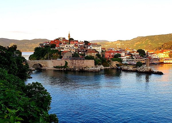 Balık ve salata yemeden dönmemeniz gereken Amasra'dan Safranbolu'ya da geçebilirsiniz.