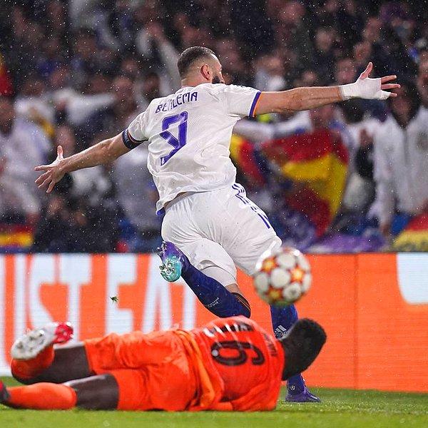 Chelsea'yi Karim Benzema'nın "hat-trick"i ile 3-1 yenen Real Madrid, tur için büyük avantaj elde etti.