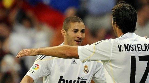 Transfer olduğu sene Ruud van Nistelrooy ve Higuain Real Madrid’in santrafor mevkisinde rekabet halindeydi. Cristiano Ronaldo da Benzema ile birlikte takıma katılmıştı.
