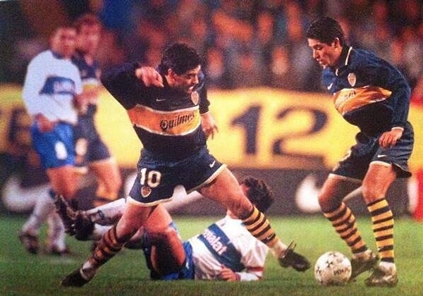 1996 yılında 550 bin Dolar karşılığında Argentinos Juniors’tan Boca Juniors’a transfer olmuştu. A takıma çıkması uzun sürmedi. Maradona’nın veliahtı olarak sahada arz-ı endam ediyor ve Arjantinlilerin yeni süper yıldızı oluyordu.