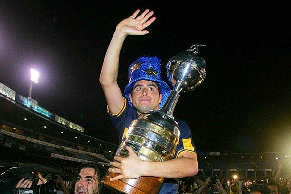 Sahadaki aurası inanılmazdı. En kritik anlarda bile mimikleri kıpırdamazdı. Üst üste 2 Copa Libertadores, 3 Arjantin şampiyonluğu ve 1 de Kıtalararası Kupa şampiyonluğu kazandı. Boca’da adeta ilahlaşmıştı.