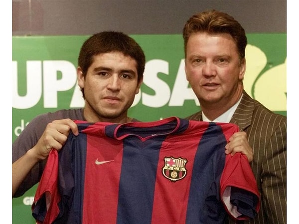 2002 senesinde Barcelona’ya transfer oldu fakat bir sorun vardı. Yönetim transferiydi ve Luis van Gaal onu istemiyordu. Riquelme'yi yavaş buluyor ve oyun taktiğine uymadığını söylüyordu. Çoğunlukla forma vermemişti, verdiği maçlarda da kanatta oynatıyordu.