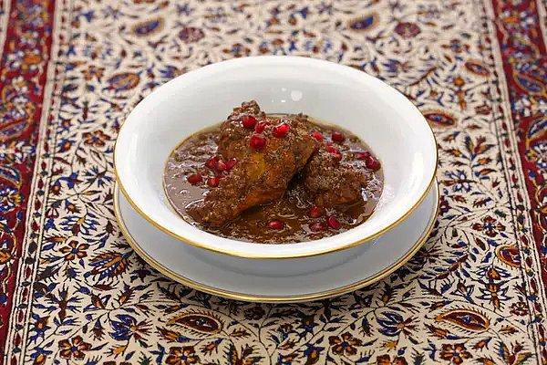 2. İran'dan Fesenjan. Nar-ceviz sosunda genellikle tavukla yapılan bir İran yahnisi. Aynı anda hafif tatlı, keskin ve tuzlu ilginç tat kombinasyonlarını barındıran müthiş bir yiyecek.