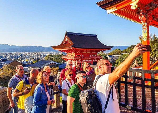 3. "Japonların turistler hakkında en sevmediği özellikler insan içinde ve özellikle toplu taşımada bağırarak konuşmaları. Gürültü yaptığınızda göze çok batıyorsunuz, haberiniz olsun."