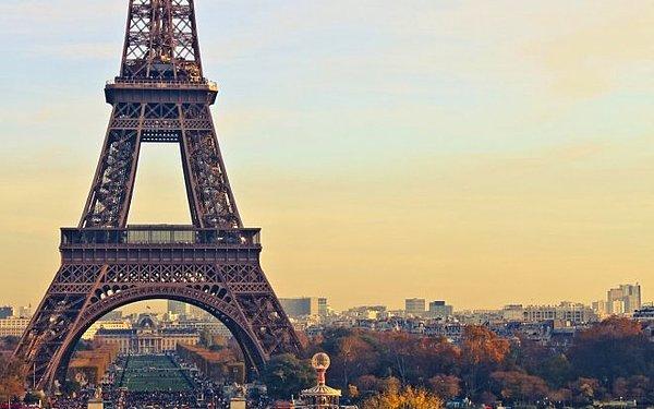 10. "Paris'e gelirseniz Eyfel çevresindeki tüm restoranlardan uzak durun. Çok berbat yiyecekleri pahalı fiyatlara verip turist kazıklıyorlar."