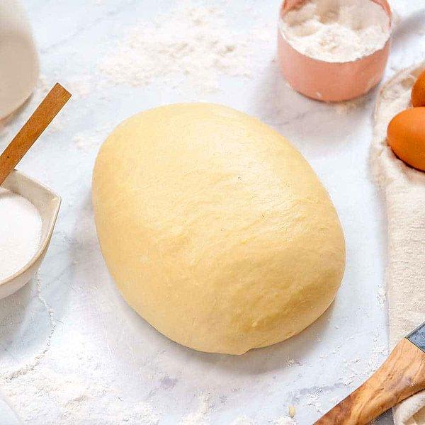 Hamuru diğer ekmek hamurlarına göre çok yumuşak ve şekil alması büyük bir ustalık istiyor.