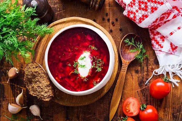 9. Polonya ve Ukrayna'dan Borscht (pancar çorbası). Bu çorba Doğu Avrupa'da yaygın olan, Ukrayna mutfağından bir çorbadır. Borcun içerdiği sebzeler kemikli sığır etinin suyunda pişirilir. Rengini pancardan almaktadır.