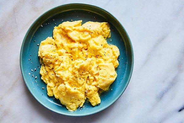2 adet yumurta ve 25 ml sütten yapılmış çırpılmış yumurta: 210 kalori.