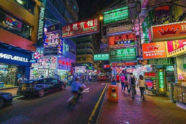 21. "Hong Kong'a gelen turistlerin çoğu bu ülkedeki pahalılığı görünce büyük bir şok yaşıyor. Diğer Asya ülkeleri gibi ucuz değil burası, benden söylemesi."