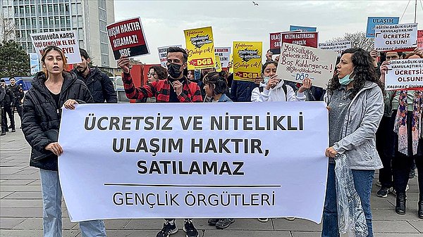 Zamma tepki gösteren öğrenciler Mecidiyeköy Metrobüs Durağı'nda bir araya gelerek protesto gösterisi düzenledi. 👇