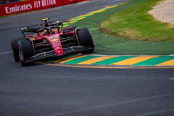 Ferrari pilotu Carlos Sainz 3. turda spin atarak çakıl havuzuna gömüldü ve yarışı tamamlayamadı.
