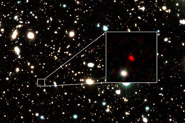 Hakemli bilimsel dergi Astrophysical Journal’da yayımlanan araştırma makalesi, HD1 adı verilen galaksinin Dünya’dan yaklaşık 13,5 milyar ışıkyılı uzakta olduğu ifade edildi.