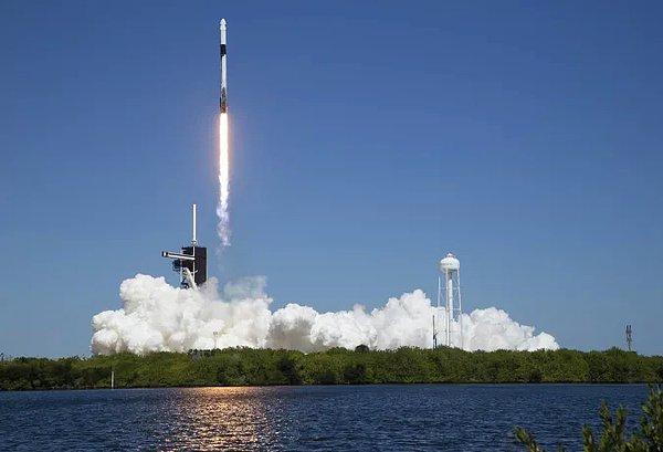 SpaceX, Amerikalı, Kanadalı ve İsrailli olmak üzere 3 iş insanını ve refakatçi olarak ABD Havacılık ve uzay Ajansı (NASA) eski astronotu Michael Lopez-Alegria'yı bir haftadan fazla sürecek uzay yolculuğu için dünya yörüngesine fırlattı.