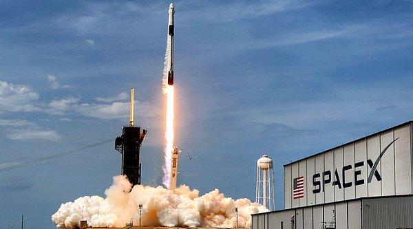 Geçen yıl bir milyarder ve konuklarını üç günlük bir yörünge yolculuğuna çıkaran SpaceX'in ikinci kez gerçekleştirdiği özel uzay uçuşundaki 4 yolcusunu otomatik kapsülüyle 19 Nisan'da geri getirmesinin planlandığı bildirildi.