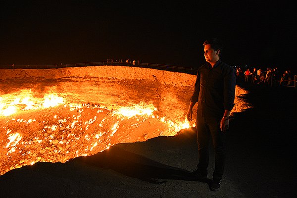 Türkmenistan'da "Cehennem kapısı" olarak da bilinen Derveze gaz krateri, başkent Aşkabat’a 270 kilometre uzaklıktaki Ahal vilayetinde ve Karakum Çölü'nün merkezinde yer alıyor.