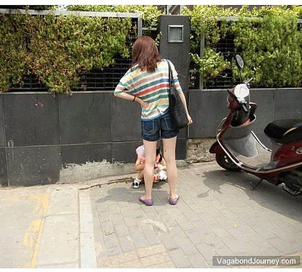 14. "Çin'de ebeveynler çocuklarının tuvaleti geldiğinde sokağa yaptırıyorlar."