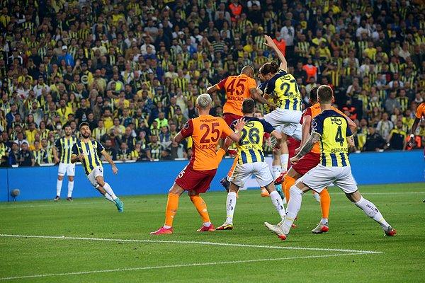 İlk yarı bu skorla sona erdi. Galatasaray'da Marcao ve Babel, Fenerbahçe'de Serdar Aziz sarı kart gördü.