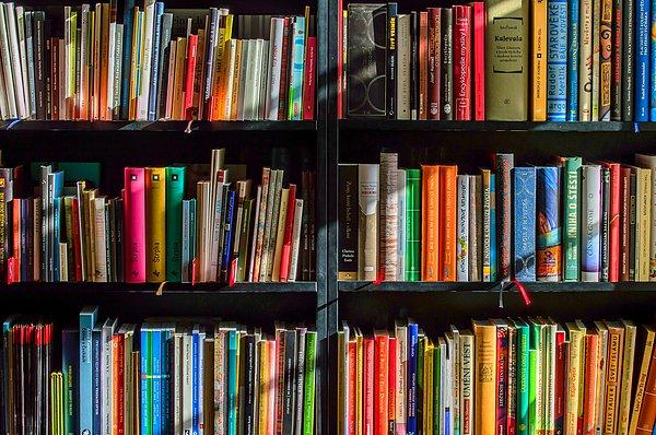 Kütüphanedeki kitapları düzenlemeyi epeydir erteliyorsanız, o zaman sizi hemen kütüphanenin başına alalım.👇🏻