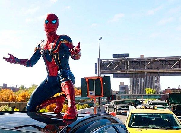 3. Örümcek-Adam: Eve Dönüş Yok'da, Peter Parker'ın arkasında 1228 numaralı bir taksi var. Bu numara, Stan Lee'nin doğum günü olan 28 Aralık'a atıfta bulunuyor.