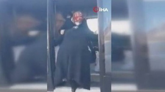 80 Yaşındaki Kadın, Fişi 50 TL'nin Altında Olduğu İçin Marketin Servis Aracından Zorla İndirildi