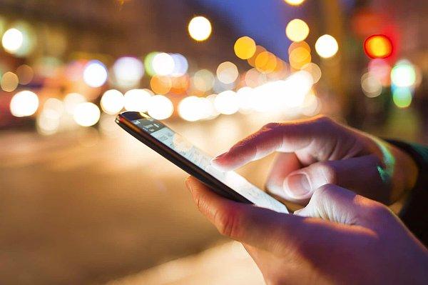 Akılı telefonların yaydığı radyasyonlara maruz kalmayı sınırlandırmak için tüketicilerin akıllı telefon kullanımını azaltmaları ve eller serbest teknolojilerini kullanması öneriliyor.