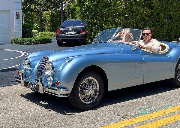 Çiftimiz düğünlerinden David Beckham'ın oğluna hediye ettiği 500,000 pound'lık bir Jaguar ile ayrıldılar.