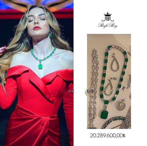 Melis Sezen'in taktığı bu mücevherlerin fiyatı 20 bin küsur TL... Neyse ki mücevher takmamızı gerektiren bir hayatımız yok!