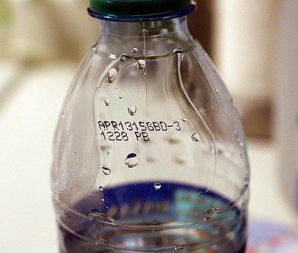 3. Şişelenmiş suyun son kullanma tarihlerinin suyla hiçbir ilgisi yoktur. Suyun tarihi geçmez ama şişelerin geçer. Plastik şişeler bu sürenin sonunda kimyasalları suya sızdırmaya başlar. Suyu içmek zararlı değildir ancak tüketim tarihi geçen şişeler suyun tadını değiştirir.